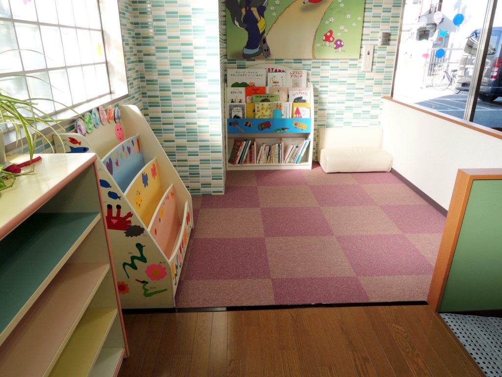 保育園での床暖房と読書コーナー設置