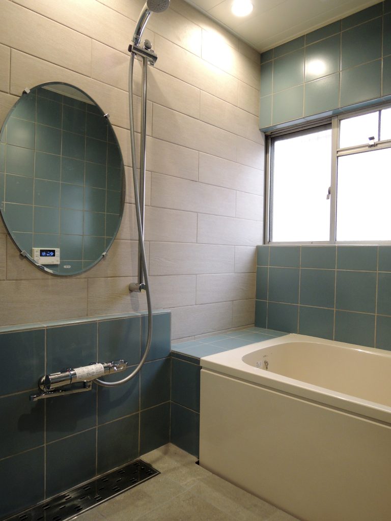 壁貫通型の給湯器に交換し浴室内をスッキリ！
